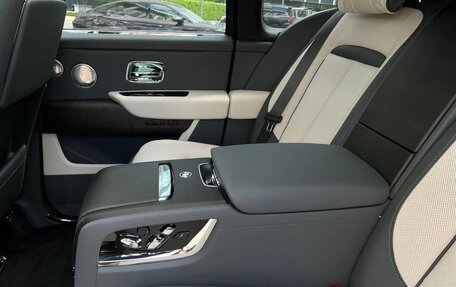 Rolls-Royce Cullinan, 2020 год, 45 000 000 рублей, 17 фотография