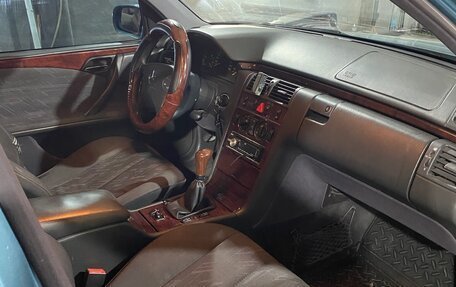 Mercedes-Benz E-Класс, 2002 год, 420 000 рублей, 4 фотография