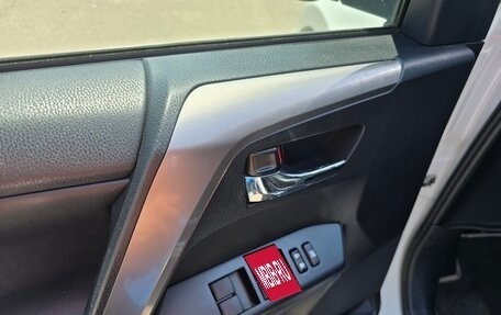 Toyota RAV4, 2017 год, 2 990 000 рублей, 21 фотография