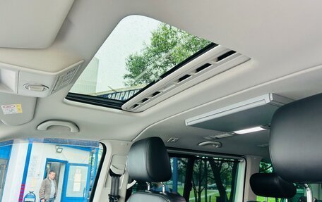 Volkswagen Multivan T6 рестайлинг, 2019 год, 6 150 000 рублей, 28 фотография