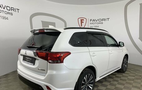 Mitsubishi Outlander III рестайлинг 3, 2022 год, 2 599 000 рублей, 6 фотография