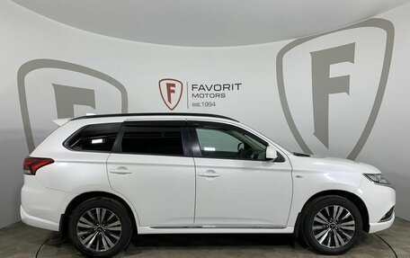 Mitsubishi Outlander III рестайлинг 3, 2022 год, 2 599 000 рублей, 4 фотография