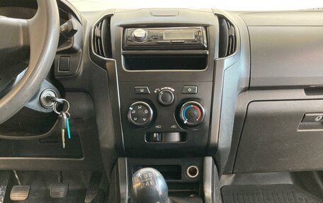 Isuzu D-Max II, 2017 год, 1 790 000 рублей, 12 фотография