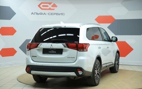 Mitsubishi Outlander III рестайлинг 3, 2018 год, 1 990 000 рублей, 4 фотография