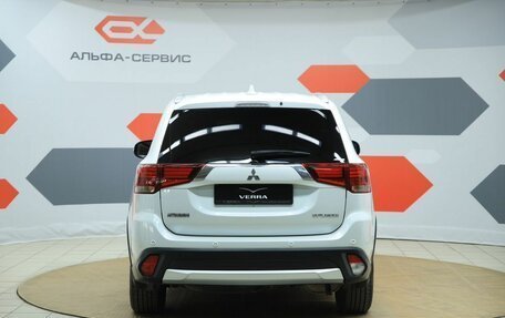 Mitsubishi Outlander III рестайлинг 3, 2018 год, 1 990 000 рублей, 6 фотография