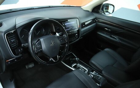 Mitsubishi Outlander III рестайлинг 3, 2018 год, 1 990 000 рублей, 11 фотография