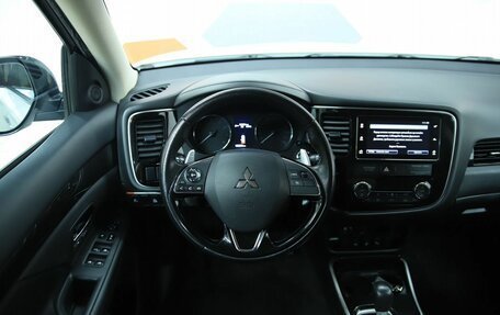 Mitsubishi Outlander III рестайлинг 3, 2018 год, 1 990 000 рублей, 14 фотография