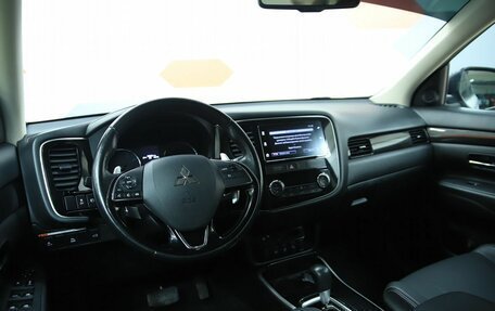Mitsubishi Outlander III рестайлинг 3, 2018 год, 1 990 000 рублей, 16 фотография