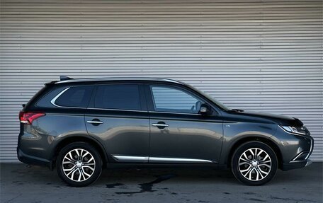 Mitsubishi Outlander III рестайлинг 3, 2018 год, 2 995 000 рублей, 4 фотография