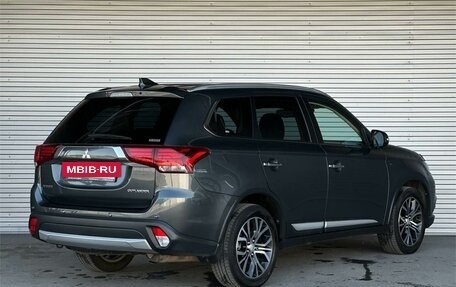 Mitsubishi Outlander III рестайлинг 3, 2018 год, 2 995 000 рублей, 5 фотография