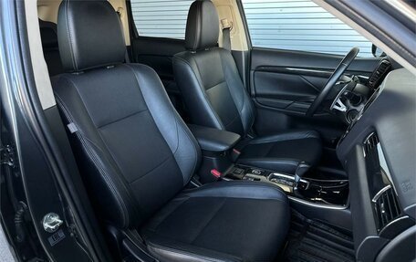 Mitsubishi Outlander III рестайлинг 3, 2018 год, 2 995 000 рублей, 10 фотография