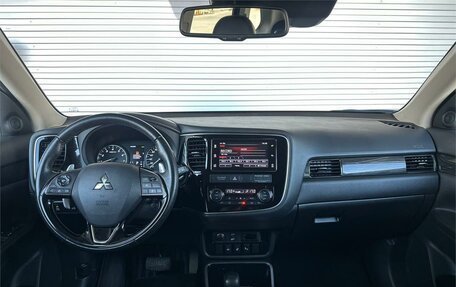Mitsubishi Outlander III рестайлинг 3, 2018 год, 2 995 000 рублей, 13 фотография