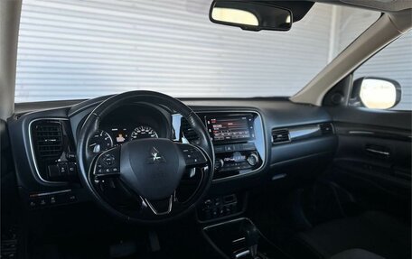 Mitsubishi Outlander III рестайлинг 3, 2018 год, 2 995 000 рублей, 9 фотография