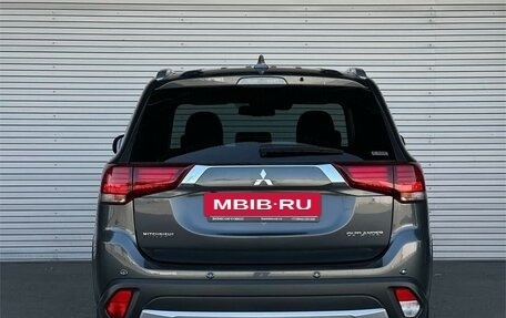 Mitsubishi Outlander III рестайлинг 3, 2018 год, 2 995 000 рублей, 6 фотография