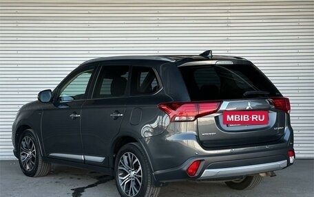 Mitsubishi Outlander III рестайлинг 3, 2018 год, 2 995 000 рублей, 7 фотография