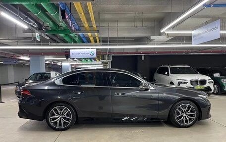 BMW 5 серия, 2024 год, 5 990 000 рублей, 2 фотография