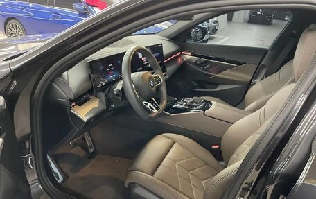 BMW 5 серия, 2024 год, 5 990 000 рублей, 6 фотография