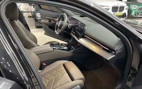 BMW 5 серия, 2024 год, 5 990 000 рублей, 14 фотография