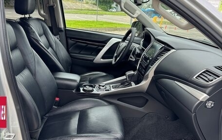 Mitsubishi Pajero Sport III рестайлинг, 2017 год, 3 300 000 рублей, 5 фотография