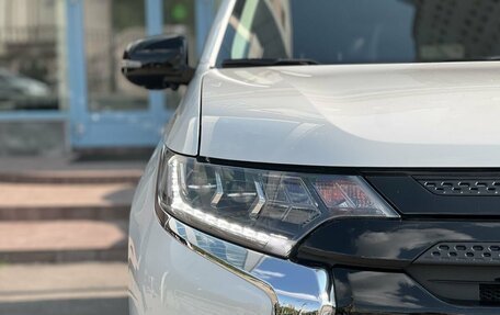 Mitsubishi Outlander III рестайлинг 3, 2022 год, 2 990 000 рублей, 6 фотография