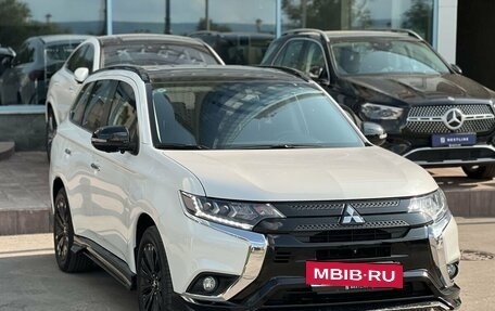 Mitsubishi Outlander III рестайлинг 3, 2022 год, 2 990 000 рублей, 5 фотография