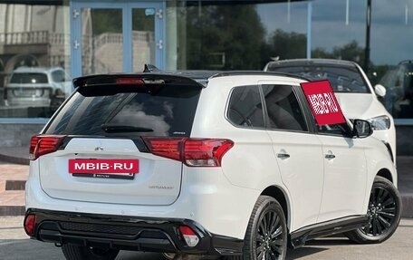 Mitsubishi Outlander III рестайлинг 3, 2022 год, 2 990 000 рублей, 3 фотография