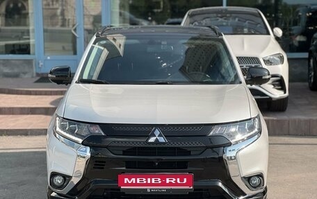 Mitsubishi Outlander III рестайлинг 3, 2022 год, 2 990 000 рублей, 4 фотография