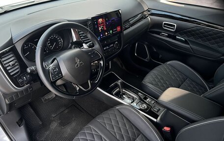 Mitsubishi Outlander III рестайлинг 3, 2022 год, 2 990 000 рублей, 8 фотография