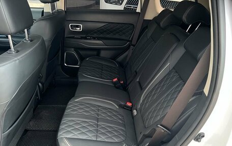 Mitsubishi Outlander III рестайлинг 3, 2022 год, 2 990 000 рублей, 10 фотография