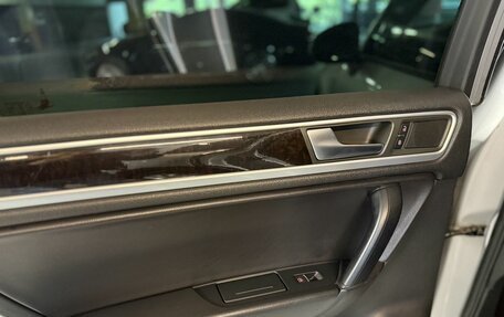 Volkswagen Touareg III, 2011 год, 1 790 000 рублей, 26 фотография