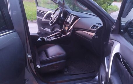 Mitsubishi Pajero Sport III рестайлинг, 2017 год, 3 050 000 рублей, 7 фотография