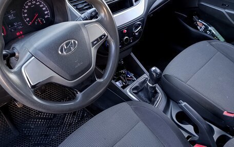 Hyundai Solaris II рестайлинг, 2018 год, 700 000 рублей, 9 фотография