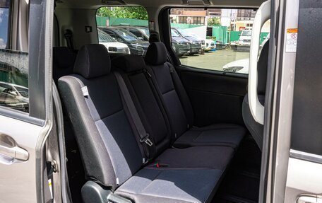 Toyota Noah III, 2018 год, 2 350 000 рублей, 10 фотография