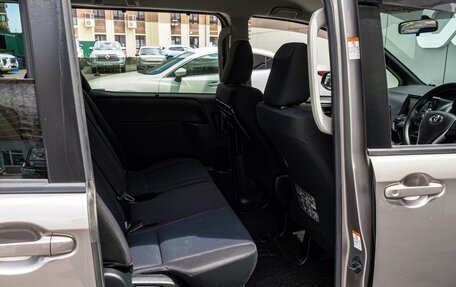 Toyota Noah III, 2018 год, 2 350 000 рублей, 13 фотография