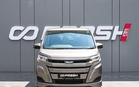 Toyota Noah III, 2018 год, 2 350 000 рублей, 3 фотография