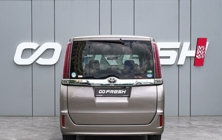 Toyota Noah III, 2018 год, 2 350 000 рублей, 4 фотография