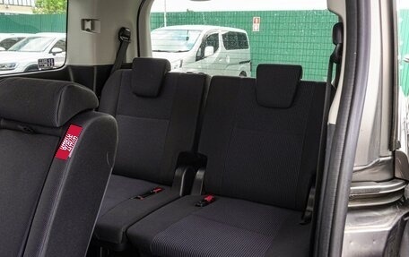 Toyota Noah III, 2018 год, 2 350 000 рублей, 9 фотография