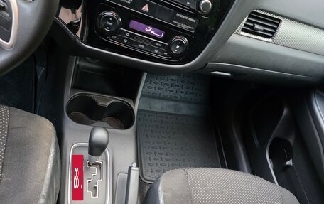 Mitsubishi Outlander III рестайлинг 3, 2013 год, 1 400 000 рублей, 4 фотография