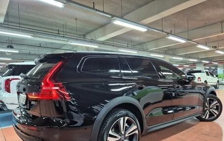 Volvo V60 Cross Country II, 2022 год, 3 800 000 рублей, 2 фотография