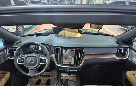 Volvo V60 Cross Country II, 2022 год, 3 800 000 рублей, 6 фотография