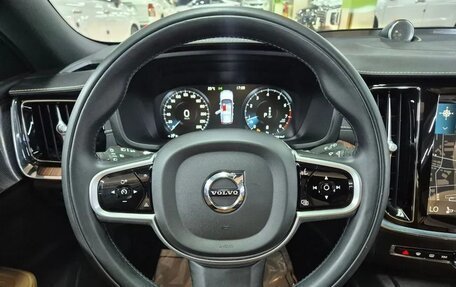 Volvo V60 Cross Country II, 2022 год, 3 800 000 рублей, 7 фотография