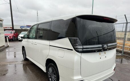 Toyota Voxy, 2023 год, 3 750 000 рублей, 4 фотография