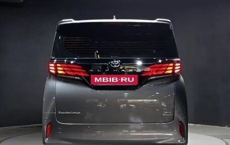 Toyota Alphard, 2024 год, 9 990 000 рублей, 3 фотография