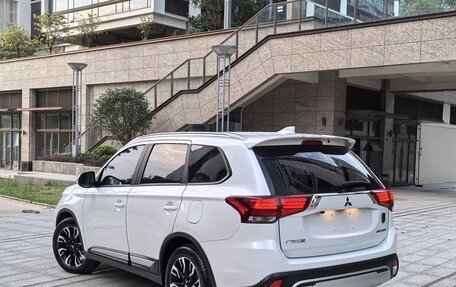 Mitsubishi Outlander III рестайлинг 3, 2022 год, 1 500 000 рублей, 3 фотография
