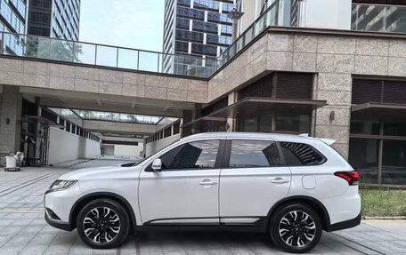 Mitsubishi Outlander III рестайлинг 3, 2022 год, 1 500 000 рублей, 5 фотография