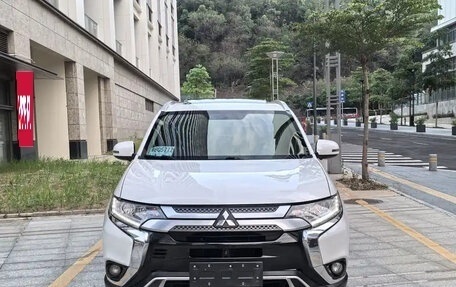 Mitsubishi Outlander III рестайлинг 3, 2022 год, 1 500 000 рублей, 2 фотография
