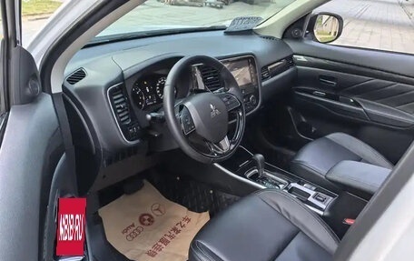 Mitsubishi Outlander III рестайлинг 3, 2022 год, 1 500 000 рублей, 8 фотография