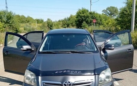 Toyota Avensis III рестайлинг, 2006 год, 850 000 рублей, 1 фотография