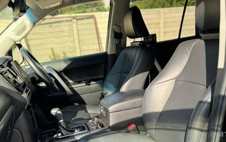 Toyota Land Cruiser Prado 150 рестайлинг 2, 2021 год, 4 370 000 рублей, 5 фотография