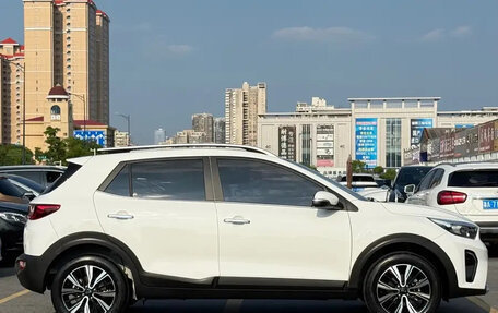KIA Stonic, 2022 год, 1 380 000 рублей, 5 фотография